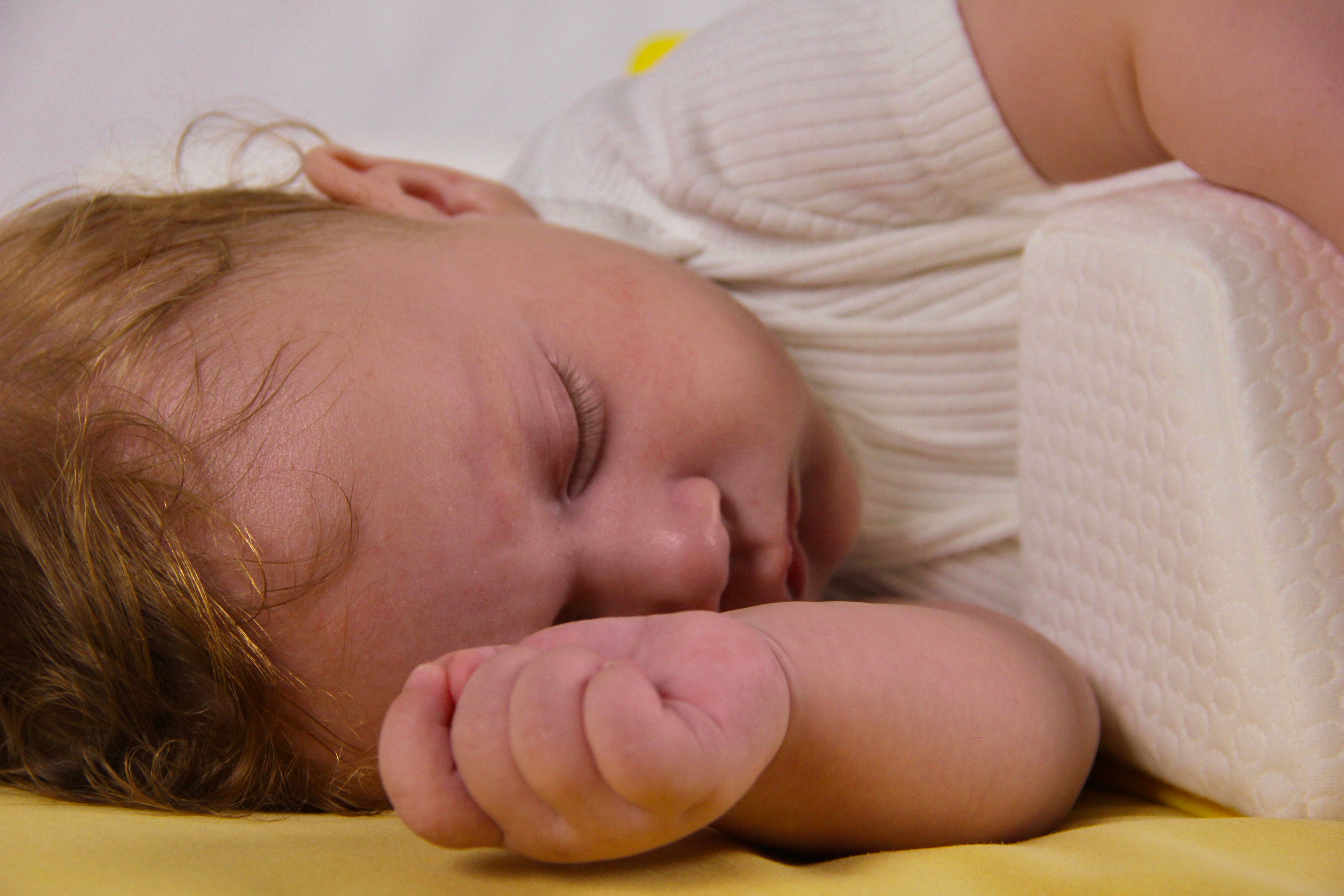 Cuscino MIKY la cicogna Roma, neonato che dorme